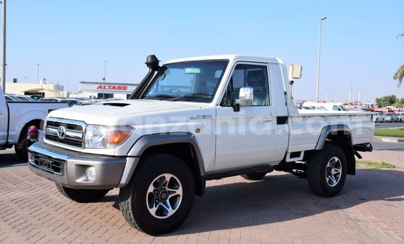 Nunua Imported Toyota Land Cruiser Nyeupe Gari ndani ya Dar es Salaam nchini Dar es Salaam Nunua Imported Toyota Land Cruiser Nyeupe Gari ndani ya Dar es Salaam nchini Dar es Salaam