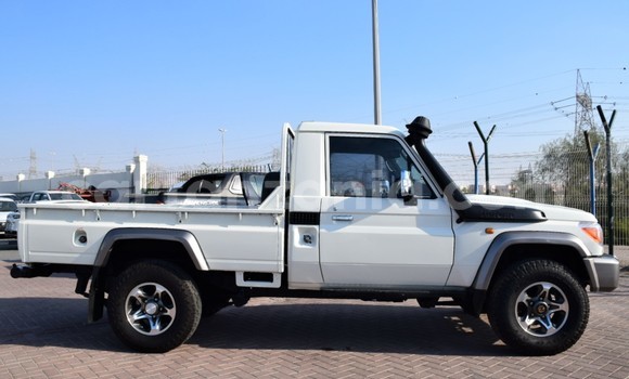 Nunua Imported Toyota Land Cruiser Nyeupe Gari ndani ya Dar es Salaam nchini Dar es Salaam Nunua Imported Toyota Land Cruiser Nyeupe Gari ndani ya Dar es Salaam nchini Dar es Salaam