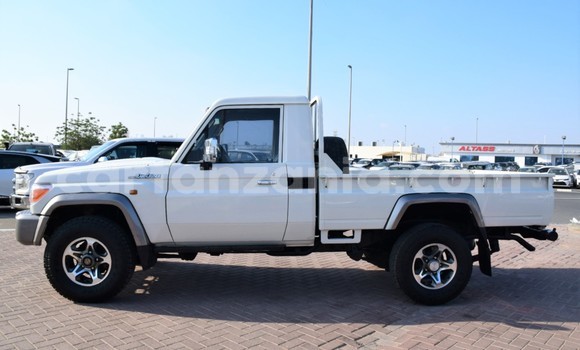 Nunua Imported Toyota Land Cruiser Nyeupe Gari ndani ya Dar es Salaam nchini Dar es Salaam Nunua Imported Toyota Land Cruiser Nyeupe Gari ndani ya Dar es Salaam nchini Dar es Salaam