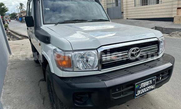 Buy Used Toyota Land Cruiser White Car in Dar es Salaam in Dar es Salaam