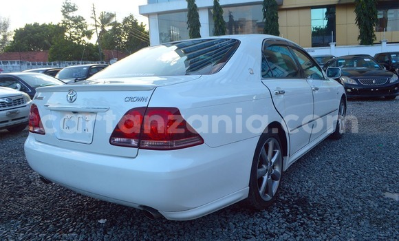 Nunua Imported Toyota Crown Nyeupe Gari ndani ya Mwanza nchini Mwanza Nunua Imported Toyota Crown Nyeupe Gari ndani ya Mwanza nchini Mwanza