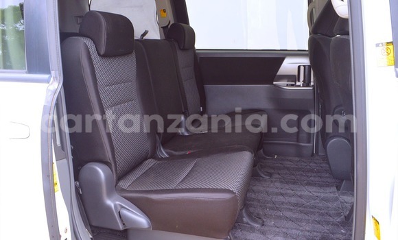 Nunua Imported Toyota Noah Nyeupe Gari ndani ya Mwanza nchini Mwanza Nunua Imported Toyota Noah Nyeupe Gari ndani ya Mwanza nchini Mwanza