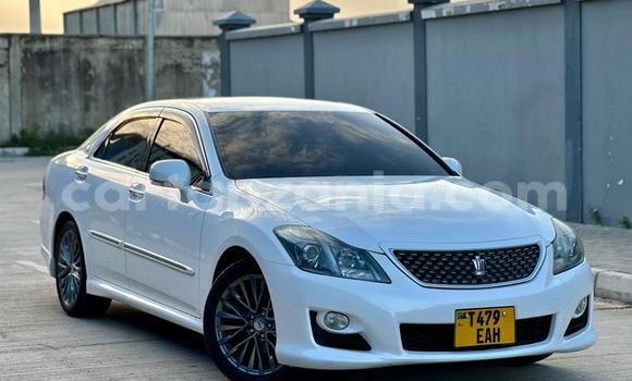 Nunua Ilio tumika Toyota Crown Nyeupe Gari ndani ya Dar es Salaam nchini Dar es Salaam