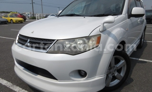 Nunua Imported Mitsubishi Outlander Nyeupe Gari ndani ya Dar es Salaam nchini Dar es Salaam