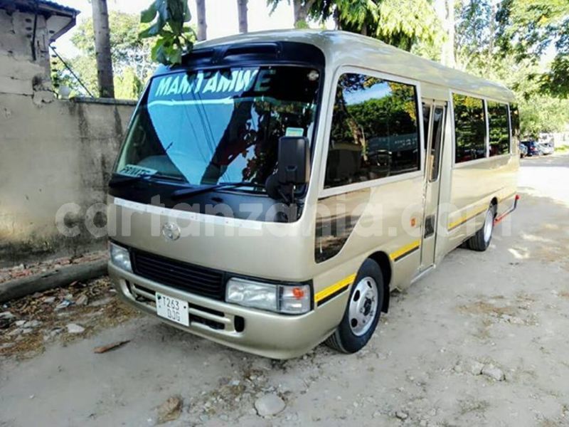 Nunua ilio tumika toyota coaster beige gari ndani ya dar es salaam