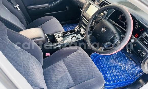 Buy Used Toyota Crown White Car in Dar es Salaam in Dar es Salaam Buy Used Toyota Crown White Car in Dar es Salaam in Dar es Salaam