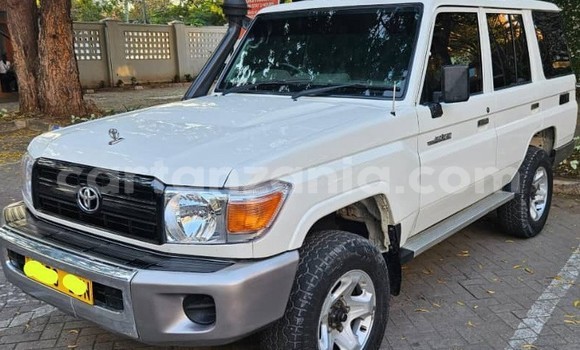 Nunua Ilio tumika Toyota Land Cruiser Nyeupe Gari ndani ya Dar es Salaam nchini Dar es Salaam