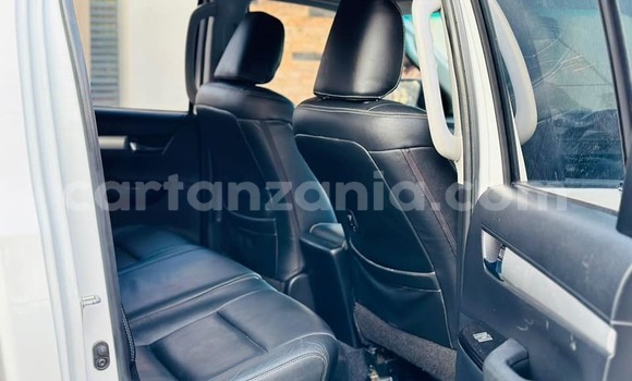 Buy Used Toyota Hilux White Car in Dodoma in Dodoma