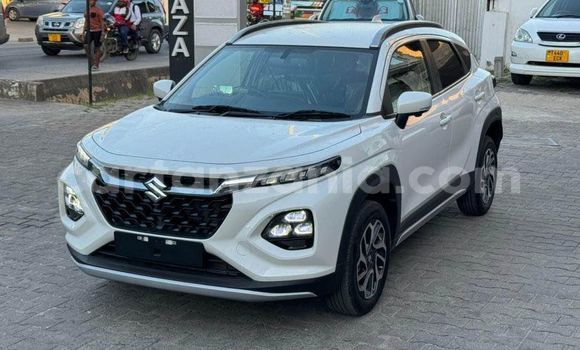 Buy Used Suzuki Forenza White Car in Dar es Salaam in Dar es Salaam