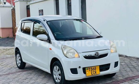 Nunua Ilio tumika Daihatsu Mira Nyeupe Gari ndani ya Dar es Salaam nchini Dar es Salaam
