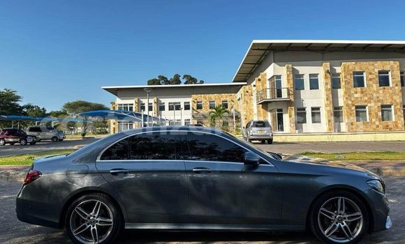 Nunua Ilio tumika Mercedes‒Benz E–Class Nyeusi Gari ndani ya Dar es Salaam nchini Dar es Salaam Nunua Ilio tumika Mercedes‒Benz E–Class Nyeusi Gari ndani ya Dar es Salaam nchini Dar es Salaam