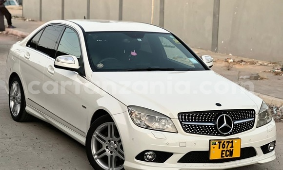 Nunua Ilio tumika Mercedes‒Benz C–Class Nyeupe Gari ndani ya Dar es Salaam nchini Dar es Salaam