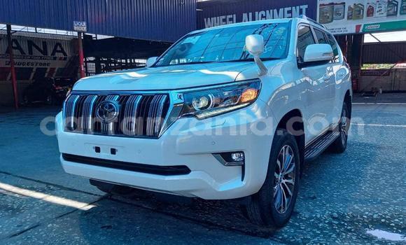 Nunua Imported Toyota Land Cruiser Prado Nyeupe Gari ndani ya Dar es Salaam nchini Dar es Salaam