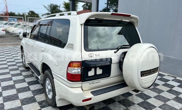 Nunua Imported Toyota Land Cruiser Nyeupe Gari ndani ya Dar es Salaam nchini Dar es Salaam Nunua Imported Toyota Land Cruiser Nyeupe Gari ndani ya Dar es Salaam nchini Dar es Salaam