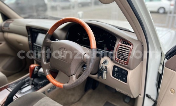 Nunua Imported Toyota Land Cruiser Nyeupe Gari ndani ya Dar es Salaam nchini Dar es Salaam Nunua Imported Toyota Land Cruiser Nyeupe Gari ndani ya Dar es Salaam nchini Dar es Salaam
