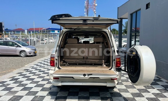 Nunua Imported Toyota Land Cruiser Nyeupe Gari ndani ya Dar es Salaam nchini Dar es Salaam Nunua Imported Toyota Land Cruiser Nyeupe Gari ndani ya Dar es Salaam nchini Dar es Salaam