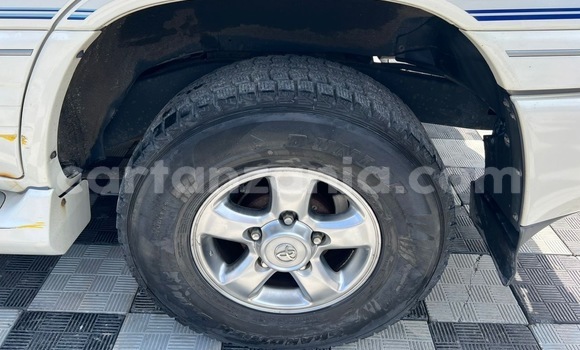 Nunua Imported Toyota Land Cruiser Nyeupe Gari ndani ya Dar es Salaam nchini Dar es Salaam Nunua Imported Toyota Land Cruiser Nyeupe Gari ndani ya Dar es Salaam nchini Dar es Salaam