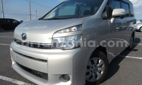 Nunua Imported Toyota Voxy Nyingine Gari ndani ya Dar es Salaam nchini Dar es Salaam