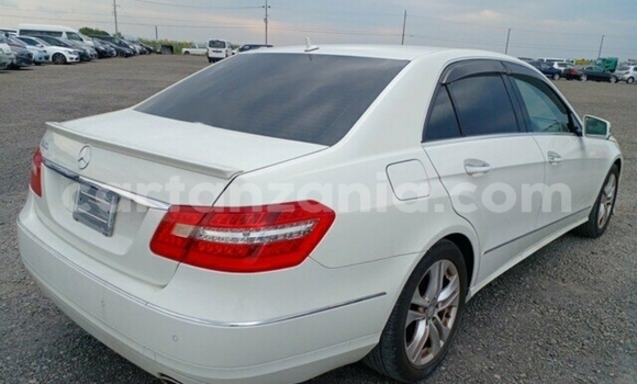 Nunua Imported Mercedes‒Benz E–Class Nyeupe Gari ndani ya Dar es Salaam nchini Dar es Salaam Nunua Imported Mercedes‒Benz E–Class Nyeupe Gari ndani ya Dar es Salaam nchini Dar es Salaam