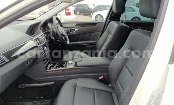 Nunua Imported Mercedes‒Benz E–Class Nyeupe Gari ndani ya Dar es Salaam nchini Dar es Salaam Nunua Imported Mercedes‒Benz E–Class Nyeupe Gari ndani ya Dar es Salaam nchini Dar es Salaam