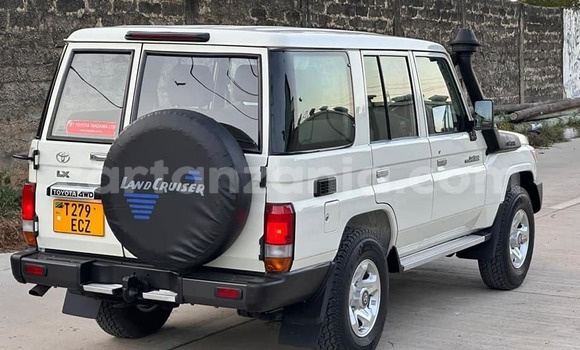 Buy Used Toyota Land Cruiser White Car in Buhigwe in Kigoma Buy Used Toyota Land Cruiser White Car in Buhigwe in Kigoma