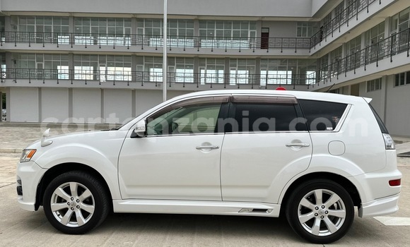 Buy Import Mitsubishi Outlander White Car in Dar es Salaam in Dar es Salaam Buy Import Mitsubishi Outlander White Car in Dar es Salaam in Dar es Salaam