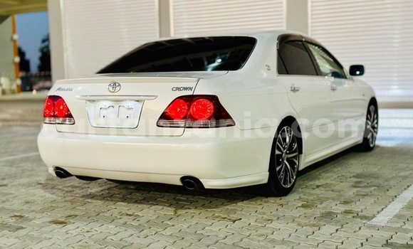 Nunua Imported Toyota Crown Nyeupe Gari ndani ya Dar es Salaam nchini Dar es Salaam Nunua Imported Toyota Crown Nyeupe Gari ndani ya Dar es Salaam nchini Dar es Salaam