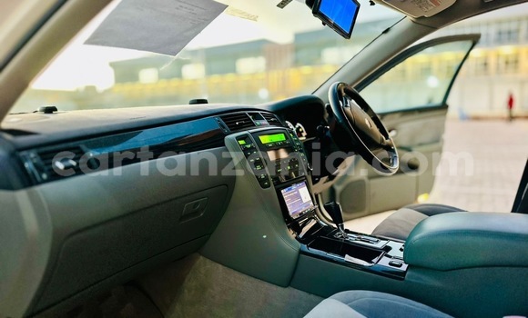 Nunua Imported Toyota Crown Nyeupe Gari ndani ya Dar es Salaam nchini Dar es Salaam Nunua Imported Toyota Crown Nyeupe Gari ndani ya Dar es Salaam nchini Dar es Salaam