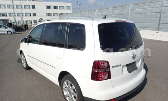 Nunua Imported Volkswagen Touran Nyeupe Gari ndani ya Dar es Salaam nchini Dar es Salaam Nunua Imported Volkswagen Touran Nyeupe Gari ndani ya Dar es Salaam nchini Dar es Salaam