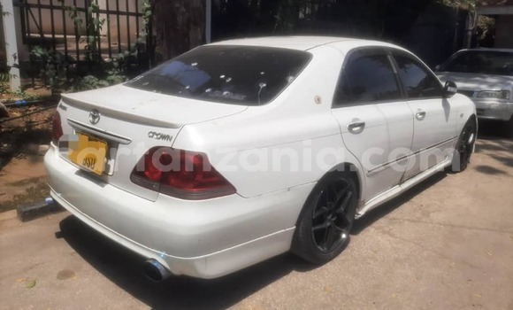Nunua Ilio tumika Toyota Crown Nyeupe Gari ndani ya Biharamulo nchini Kagera Nunua Ilio tumika Toyota Crown Nyeupe Gari ndani ya Biharamulo nchini Kagera
