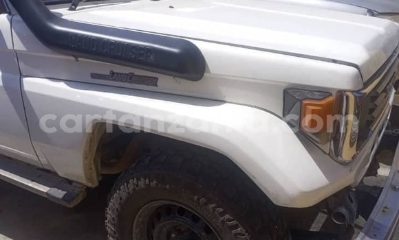 Buy Used Toyota Land Cruiser White Car in Bariadi in Simiyu