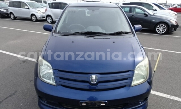 Nunua Imported Toyota IST Bluu Gari ndani ya Dar es Salaam nchini Dar es Salaam