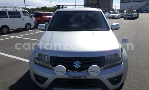 Nunua Imported Suzuki Escudo Fedha Gari ndani ya Dar es Salaam nchini Dar es Salaam