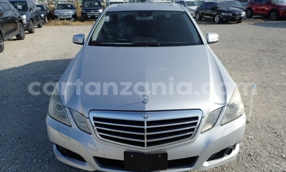 Nunua Imported Mercedes‒Benz E–Class Fedha Gari ndani ya Dar es Salaam nchini Dar es Salaam