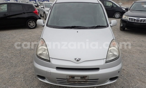 Nunua Imported Toyota FunCargo Fedha Gari ndani ya Dar es Salaam nchini Dar es Salaam