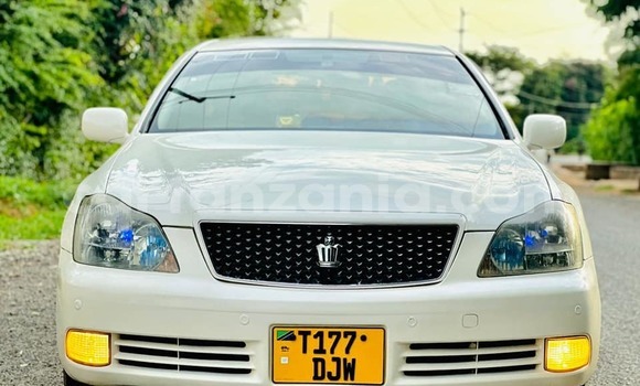 Buy Used Toyota Crown White Car in Bariadi in Simiyu