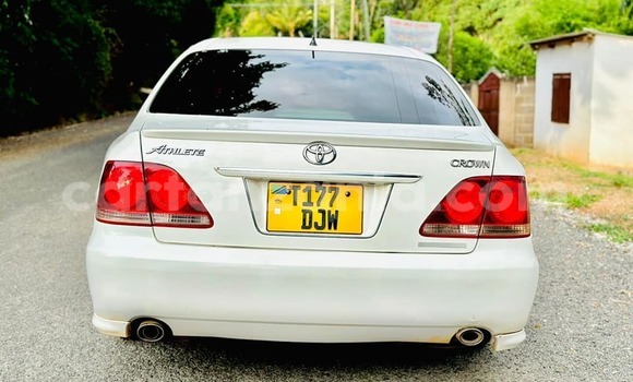 Nunua Ilio tumika Toyota Crown Nyeupe Gari ndani ya Bariadi nchini Simiyu Nunua Ilio tumika Toyota Crown Nyeupe Gari ndani ya Bariadi nchini Simiyu