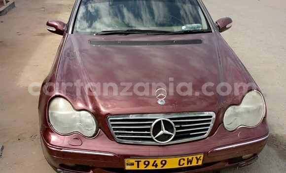 Nunua Ilio tumika Mercedes-Benz C-Classe Nyekundu Gari ndani ya Bariadi nchini Simiyu