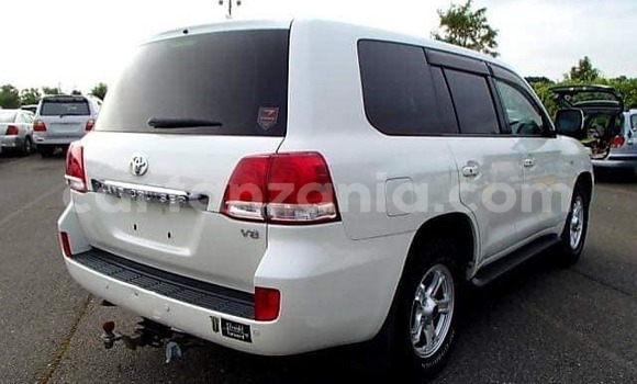 Nunua Ilio tumika Toyota Land Cruiser Prado Nyeupe Gari ndani ya Dar es Salaam nchini Dar es Salaam Nunua Ilio tumika Toyota Land Cruiser Prado Nyeupe Gari ndani ya Dar es Salaam nchini Dar es Salaam