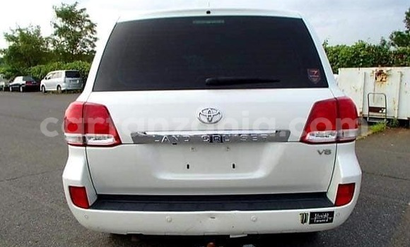 Nunua Ilio tumika Toyota Land Cruiser Prado Nyeupe Gari ndani ya Dar es Salaam nchini Dar es Salaam Nunua Ilio tumika Toyota Land Cruiser Prado Nyeupe Gari ndani ya Dar es Salaam nchini Dar es Salaam