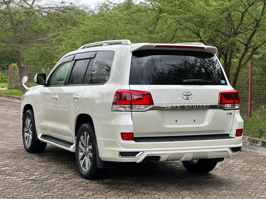 よく見る「芸能人が愛用 toyota-land-cruiser-dar-es- 帽子