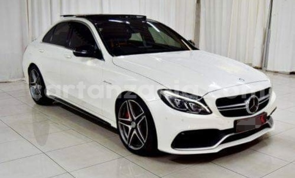 Nunua Ilio tumika Mercedes‒Benz C-klasse AMG Nyeupe Gari ndani ya Dar es Salaam nchini Dar es Salaam