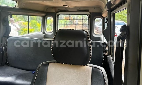 Nunua Ilio tumika Land Rover Defender Nyeupe Gari ndani ya Bagamoyo nchini Pwani Nunua Ilio tumika Land Rover Defender Nyeupe Gari ndani ya Bagamoyo nchini Pwani