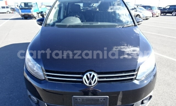 Nunua Imported Volkswagen Touran Nyeusi Gari ndani ya Dar es Salaam nchini Dar es Salaam