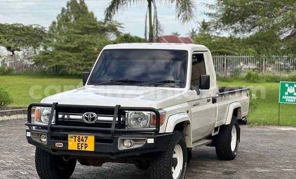 Buy used toyota land cruiser white car in dar es salaam in dar es ...