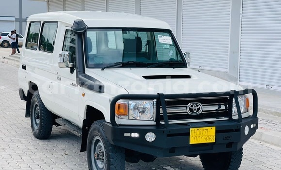 Nunua Imported Toyota Land Cruiser Nyeupe Gari ndani ya Dar es Salaam nchini Dar es Salaam Nunua Imported Toyota Land Cruiser Nyeupe Gari ndani ya Dar es Salaam nchini Dar es Salaam