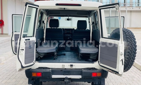 Nunua Imported Toyota Land Cruiser Nyeupe Gari ndani ya Dar es Salaam nchini Dar es Salaam Nunua Imported Toyota Land Cruiser Nyeupe Gari ndani ya Dar es Salaam nchini Dar es Salaam