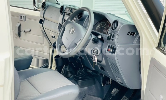 Nunua Imported Toyota Land Cruiser Nyeupe Gari ndani ya Dar es Salaam nchini Dar es Salaam Nunua Imported Toyota Land Cruiser Nyeupe Gari ndani ya Dar es Salaam nchini Dar es Salaam