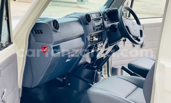 Nunua Imported Toyota Land Cruiser Nyeupe Gari ndani ya Dar es Salaam nchini Dar es Salaam Nunua Imported Toyota Land Cruiser Nyeupe Gari ndani ya Dar es Salaam nchini Dar es Salaam