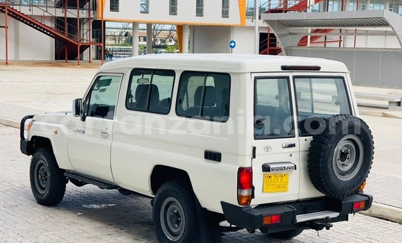 Nunua Imported Toyota Land Cruiser Nyeupe Gari ndani ya Dar es Salaam nchini Dar es Salaam Nunua Imported Toyota Land Cruiser Nyeupe Gari ndani ya Dar es Salaam nchini Dar es Salaam